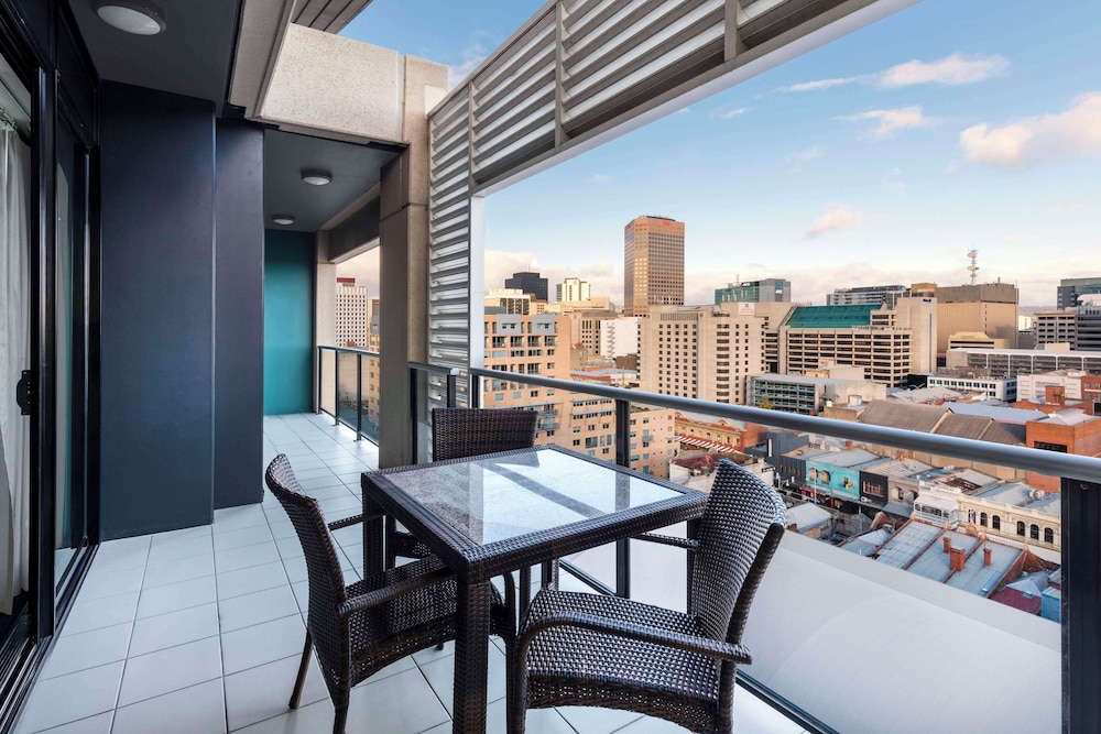 Oaks Adelaide Horizons Suites 49/70