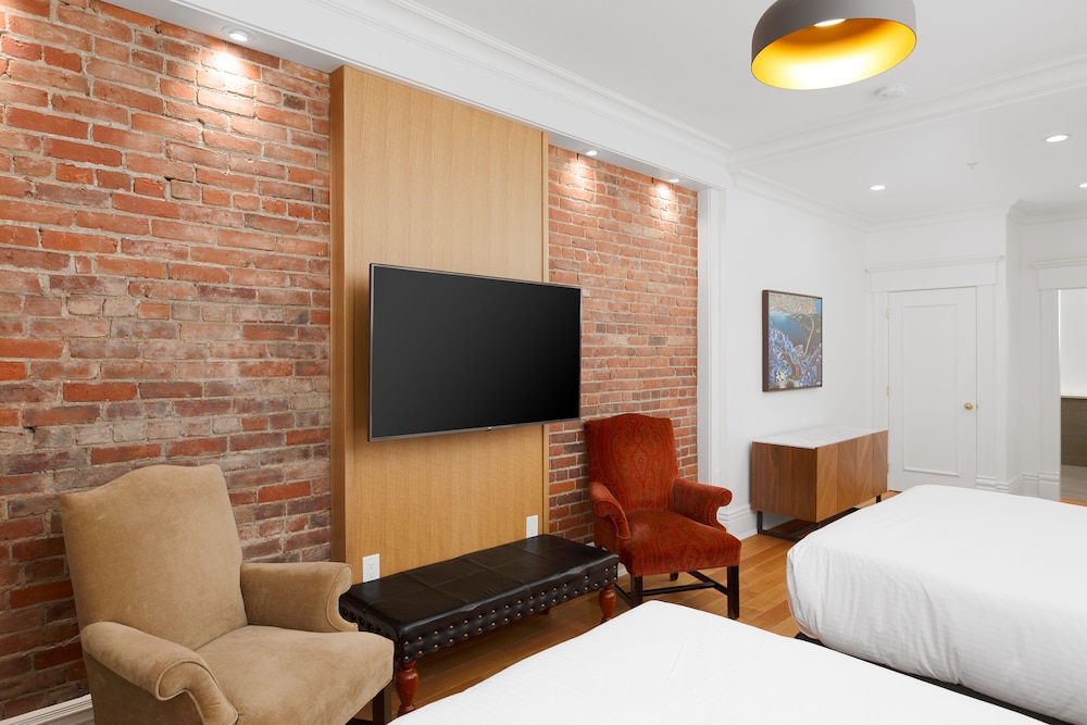 Victorian Hotel 12/74