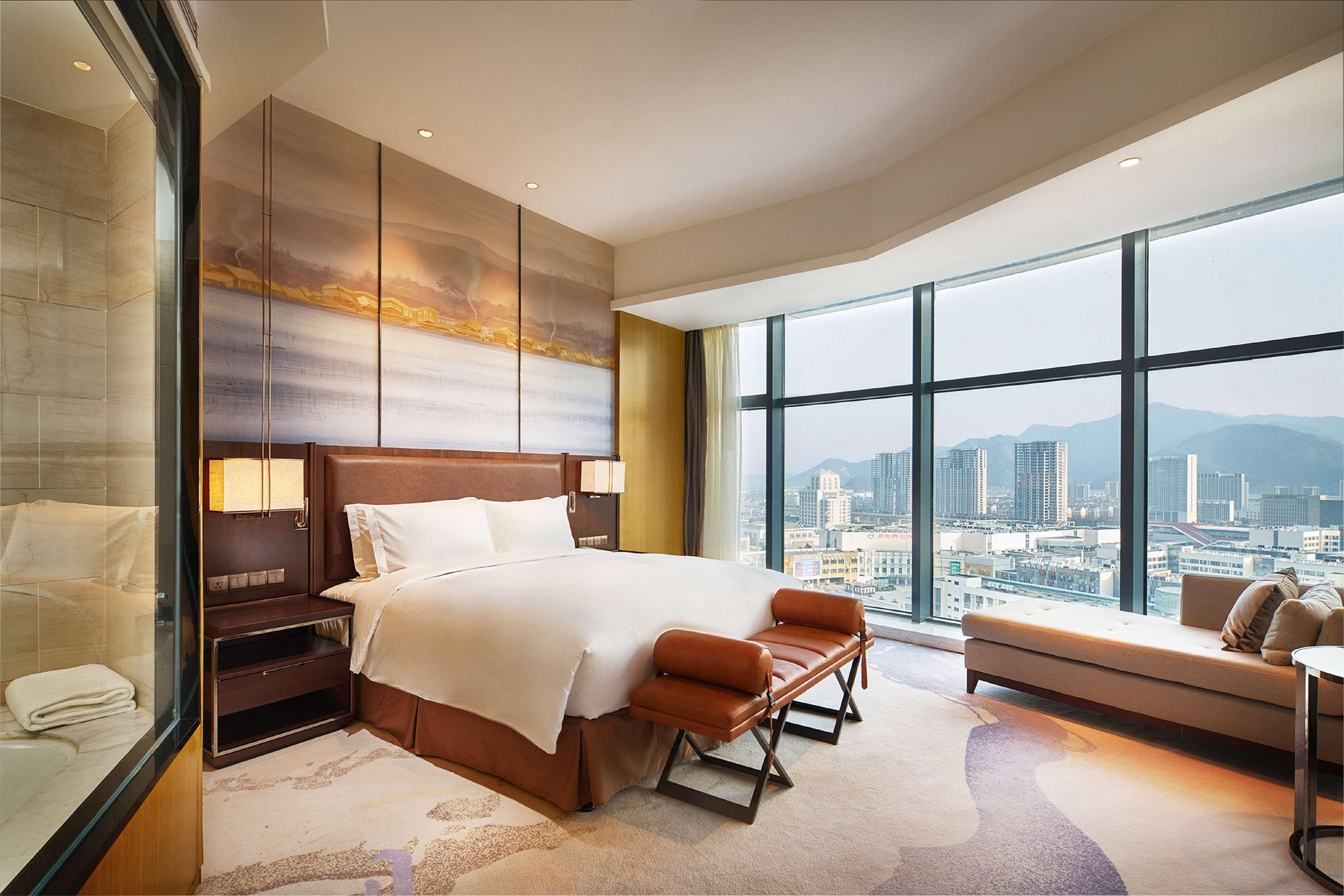 EXECUTIVE, SUITE, KING BED, LOUNGE ACCESS
