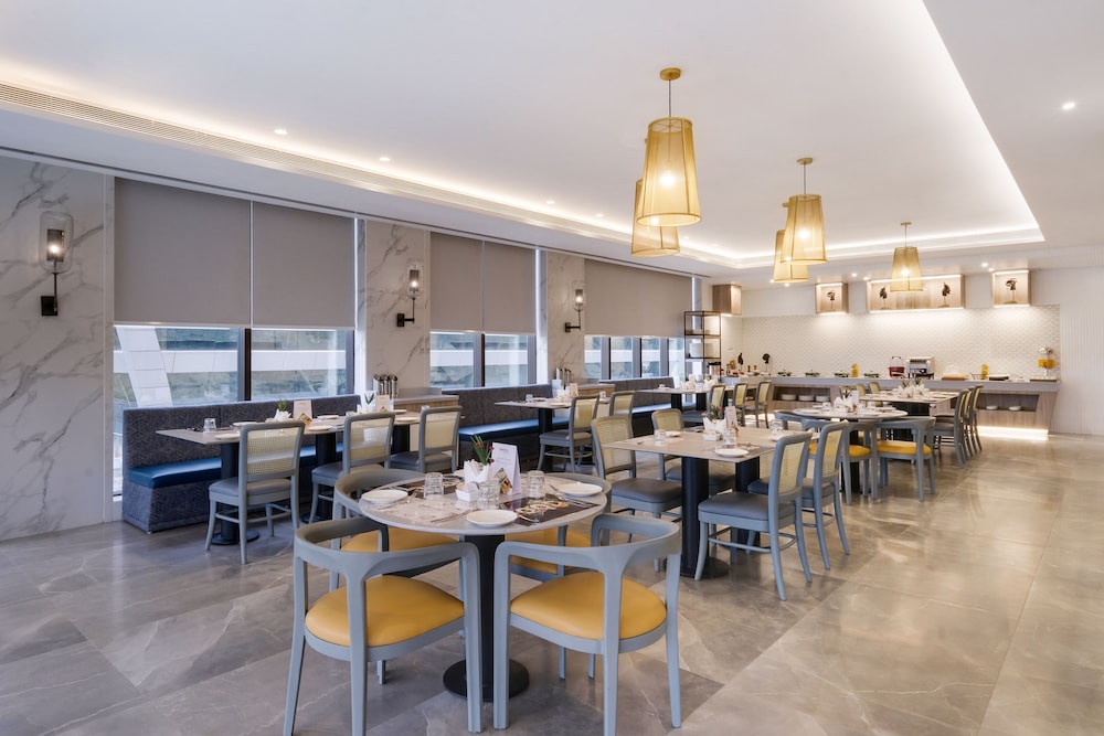 7 Apple Hotel Mahape 20/25
