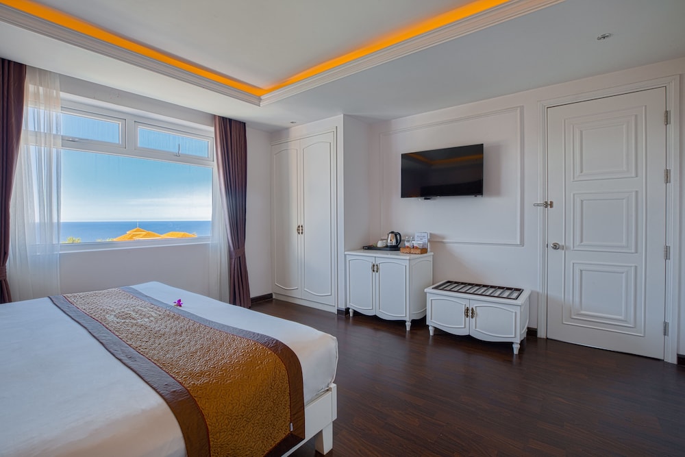 SEA PHOENIX HOTEL 30/76