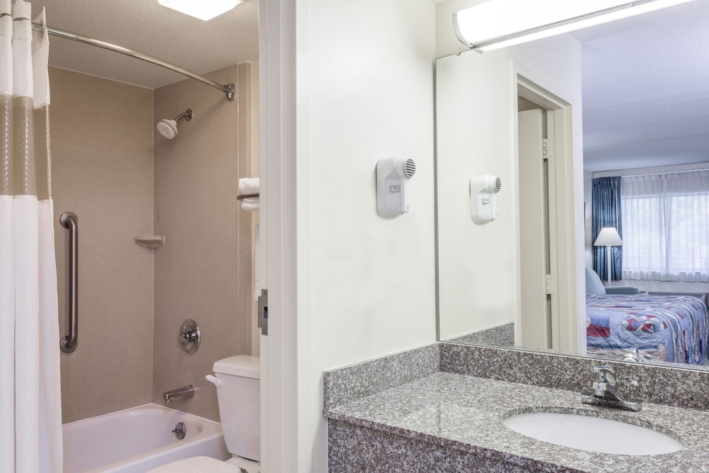 Days Inn N Orlando Casselberry 17/49