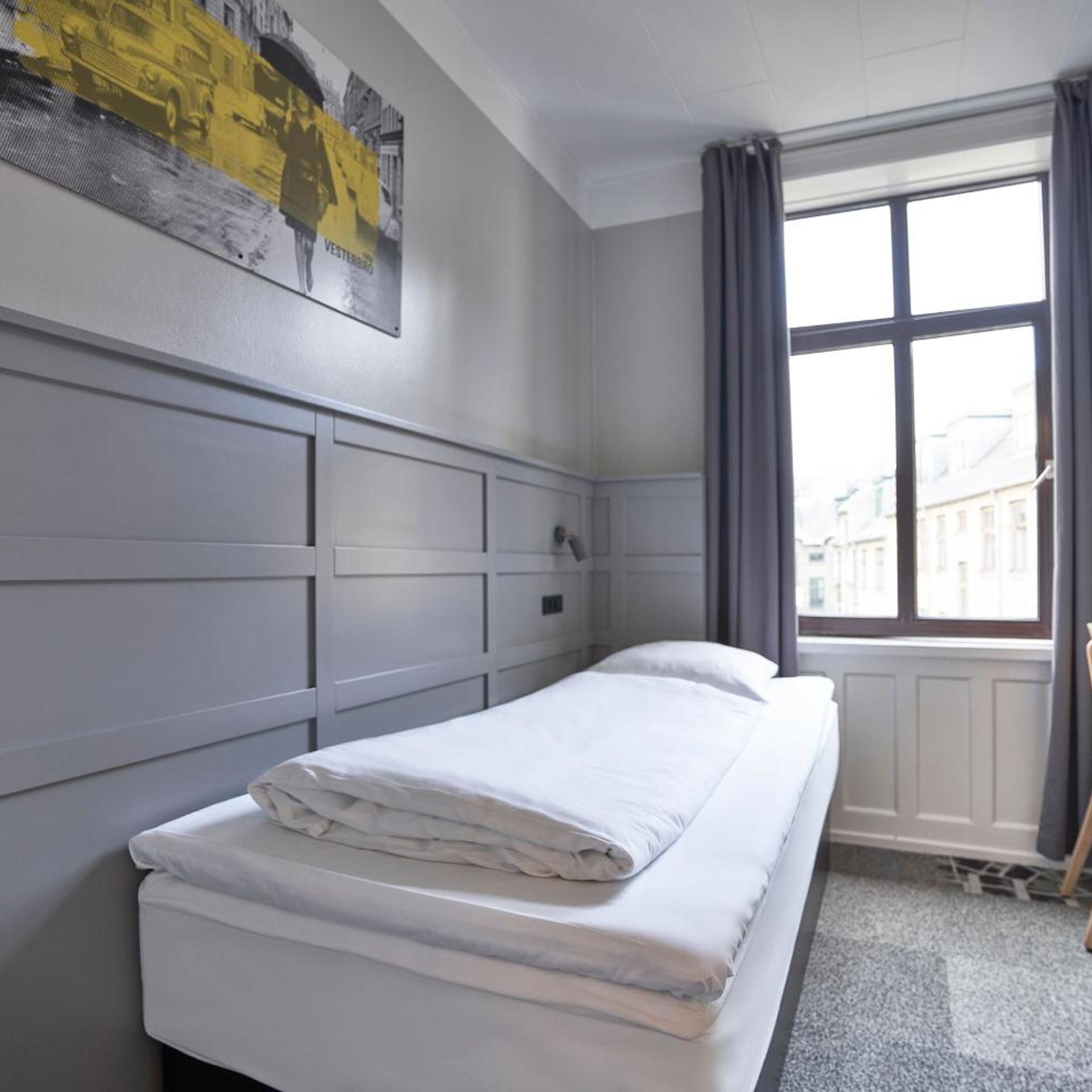 Efficiency, Single, Twin Beds
