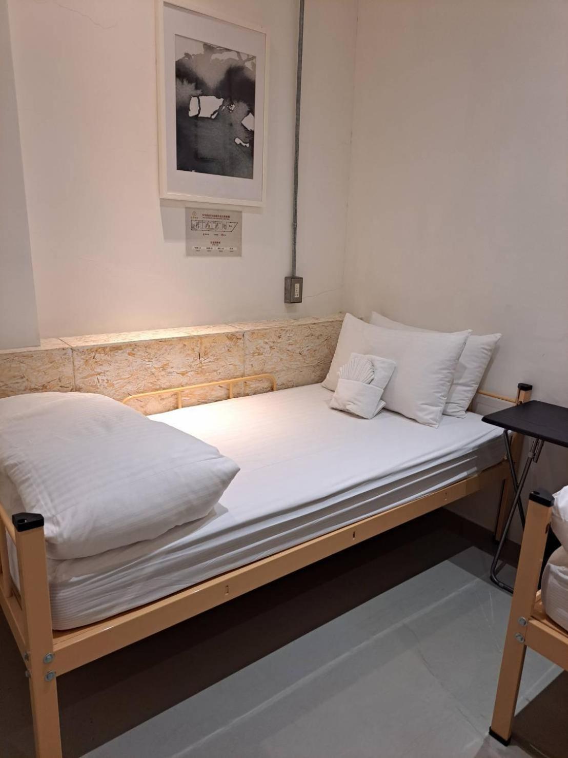 Room, Twin Beds, No Window
