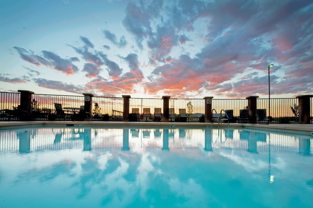 Holiday Inn Express Hotel Suites Willcox 11/53