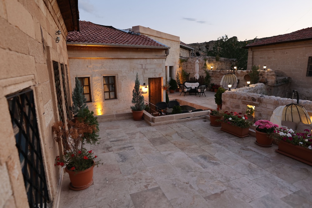 Shadow Cave House 40/49