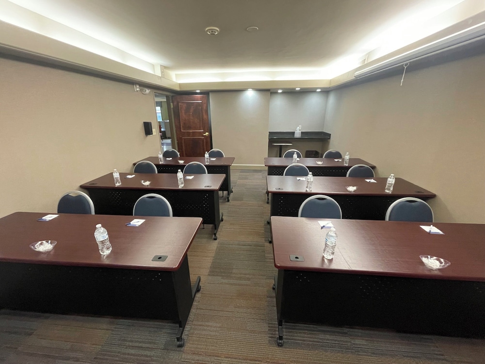 HOLIDAY INN EXPRESS CLEVELAND DOWNTOWN 55/59