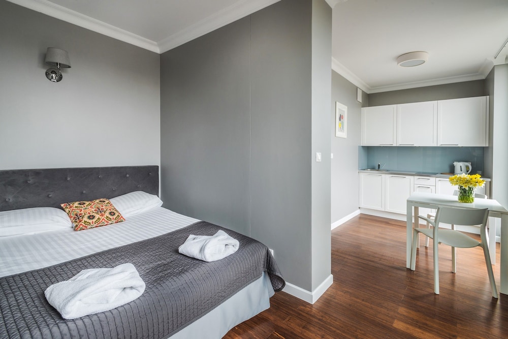 ROOM, SINGLE