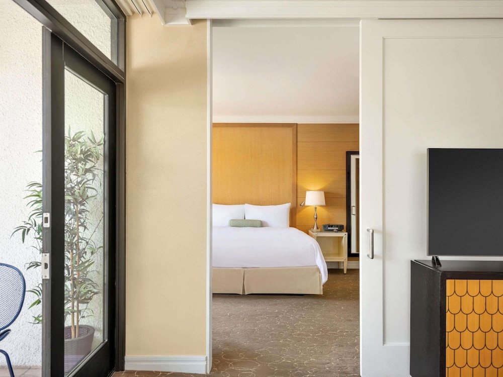 SUITE, KING BED, BEVERLY BOULEVARD VIEW