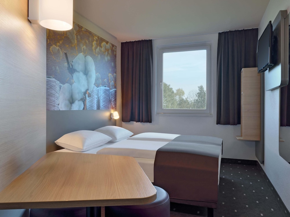 ROOM, DOUBLE BED
