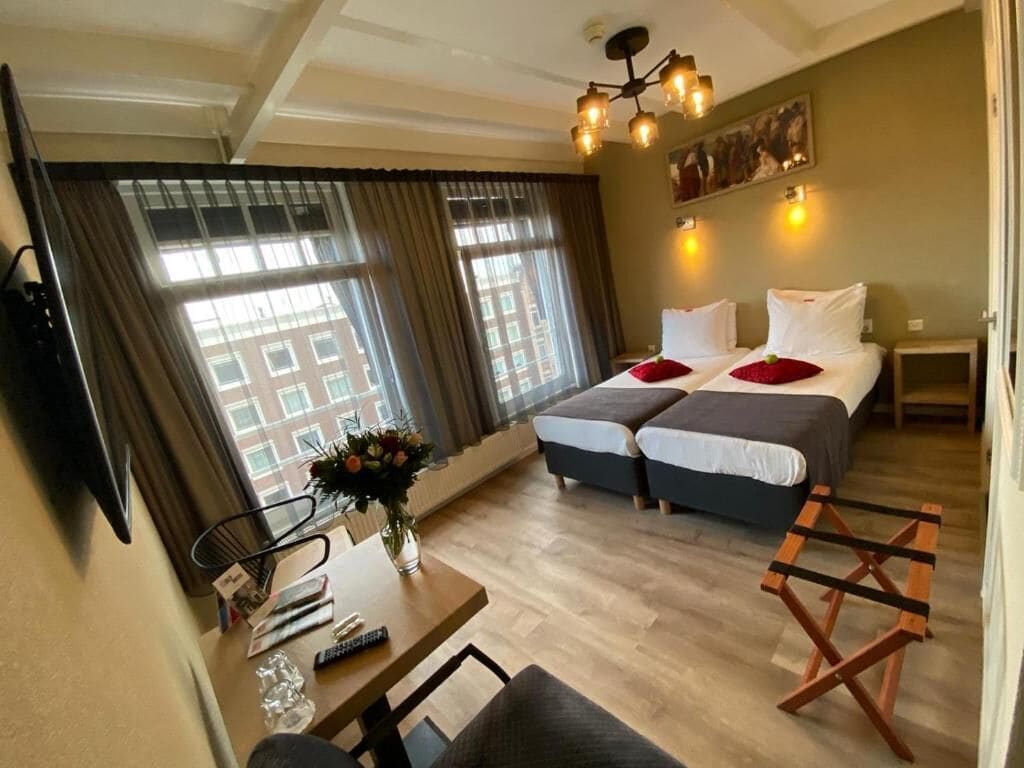 ROOM, TWIN BEDS