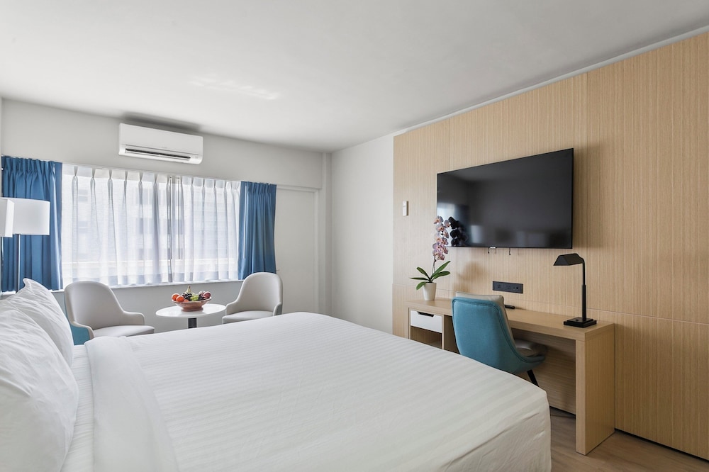 DELUXE, KING BED, PARTIAL OCEAN VIEW
