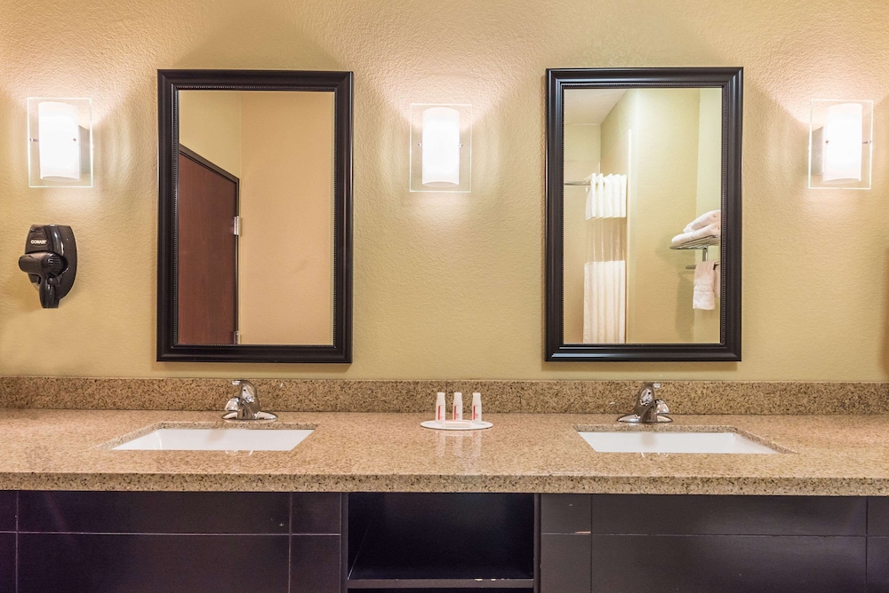 Days Inn & Suites by Wyndham Mineral Wells 34/37