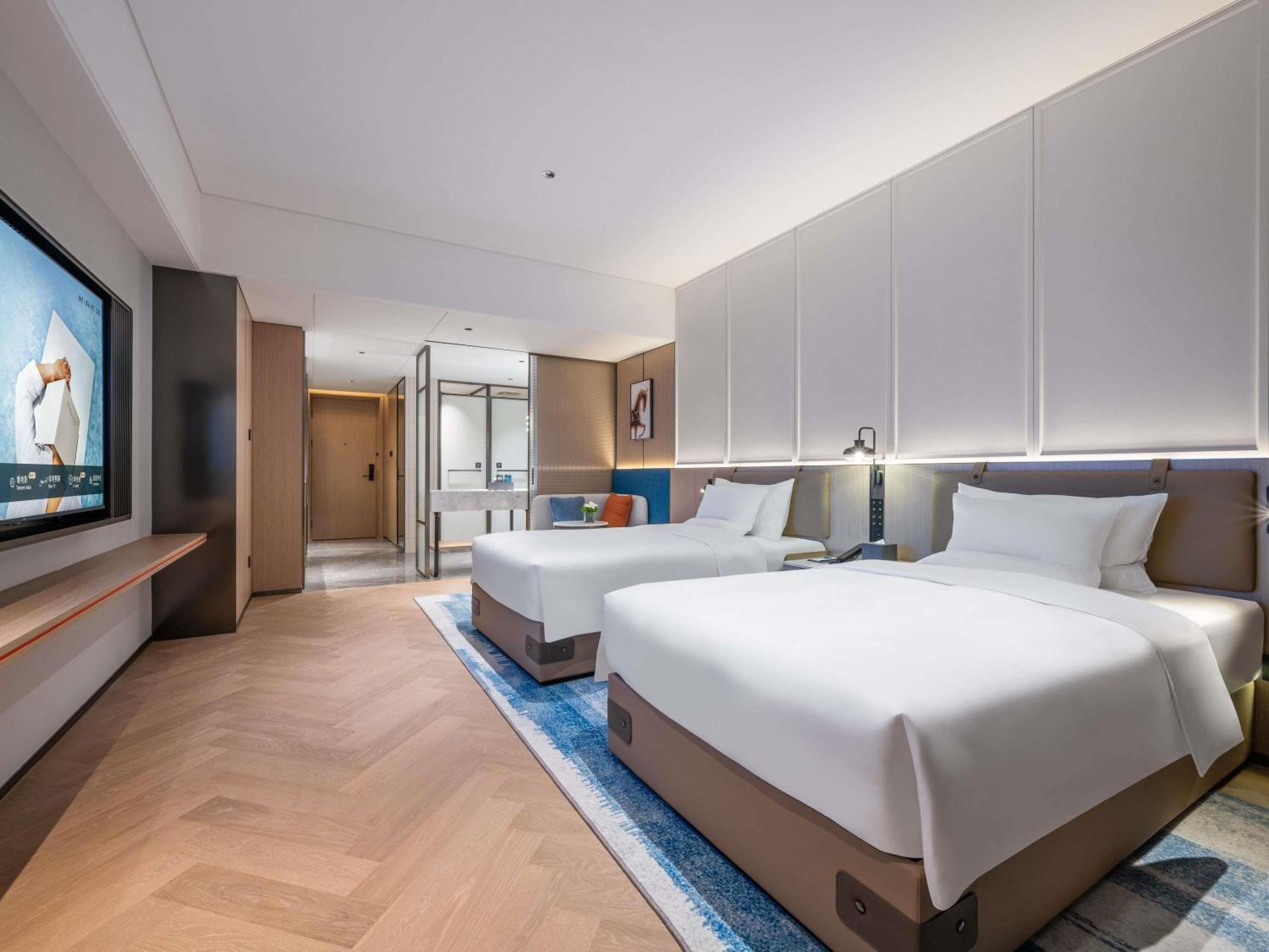 DELUXE, TWIN BEDS