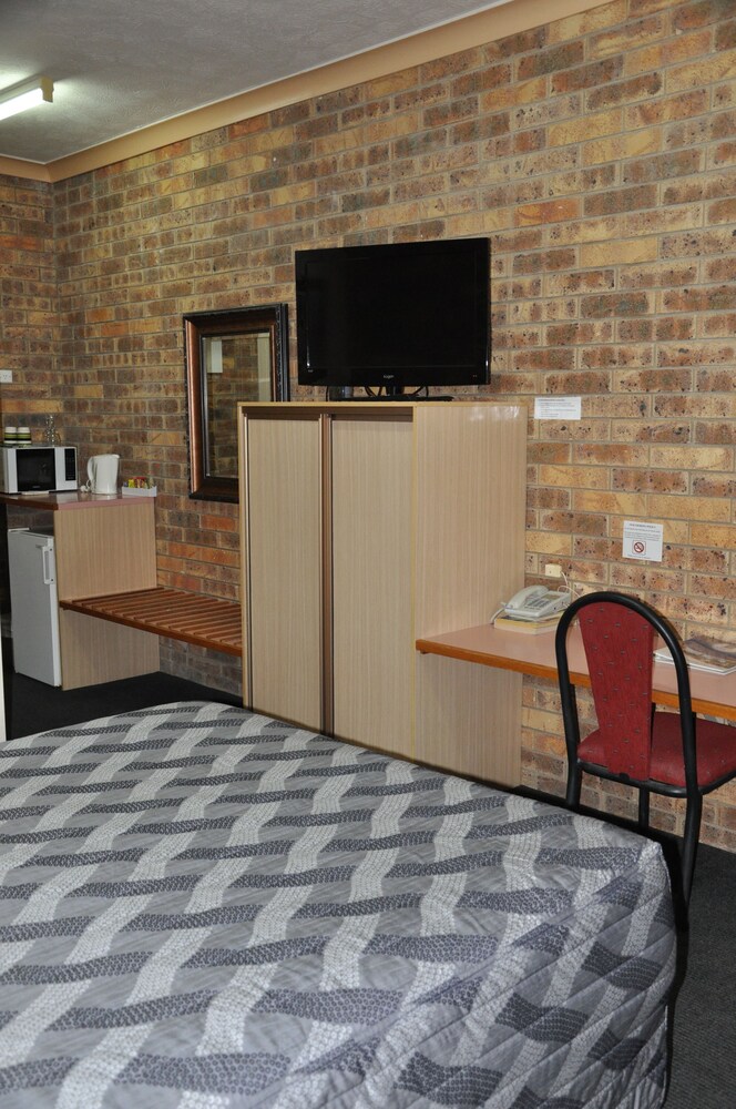 LONGREACH MOTOR INN 24/38