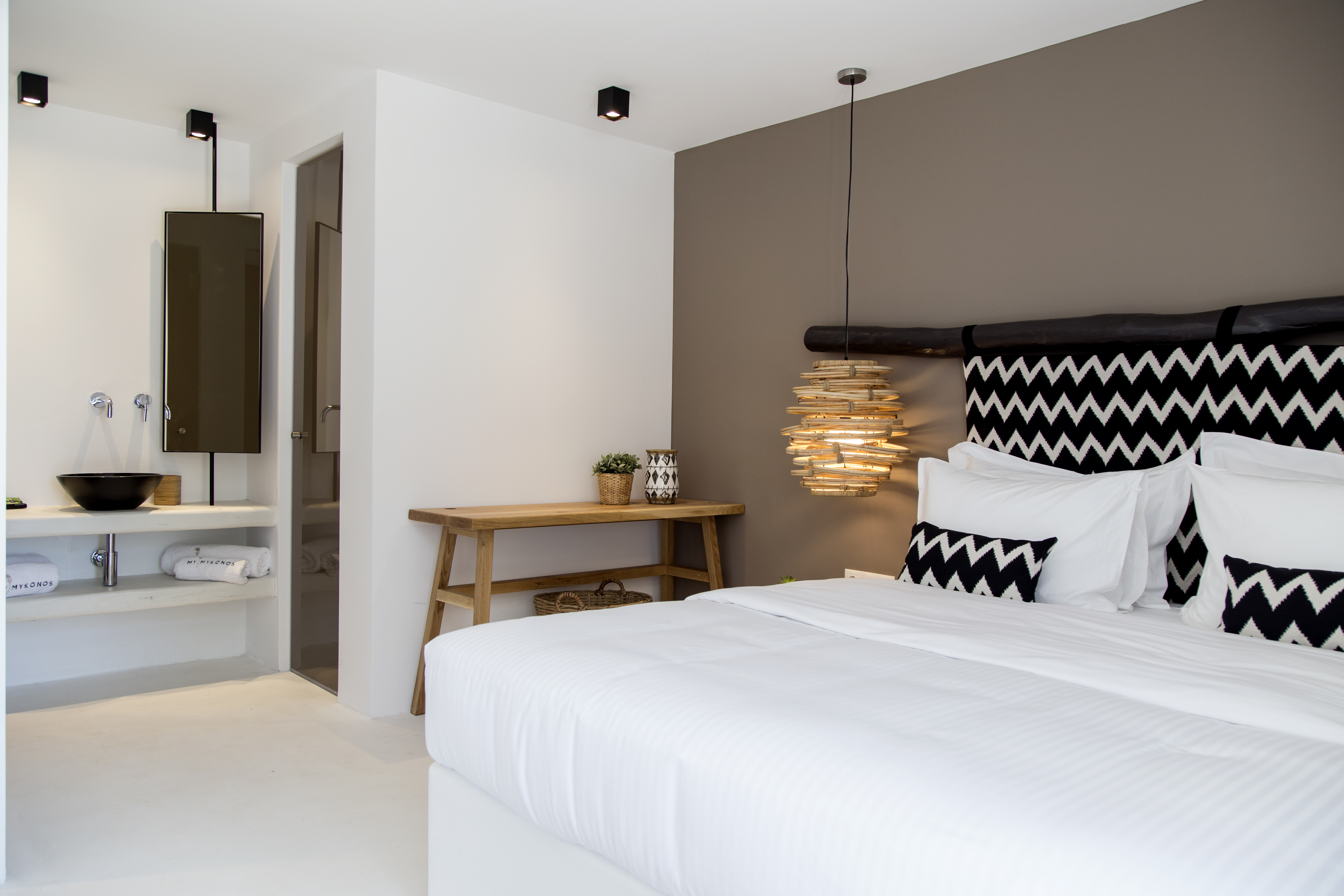 2 Bedrooms, Pool, Suite