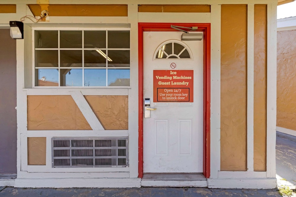 Econo Lodge Pryor 3/58