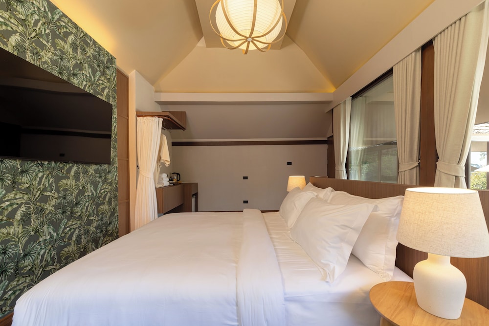 Deluxe, Double Bed, Waterfall View