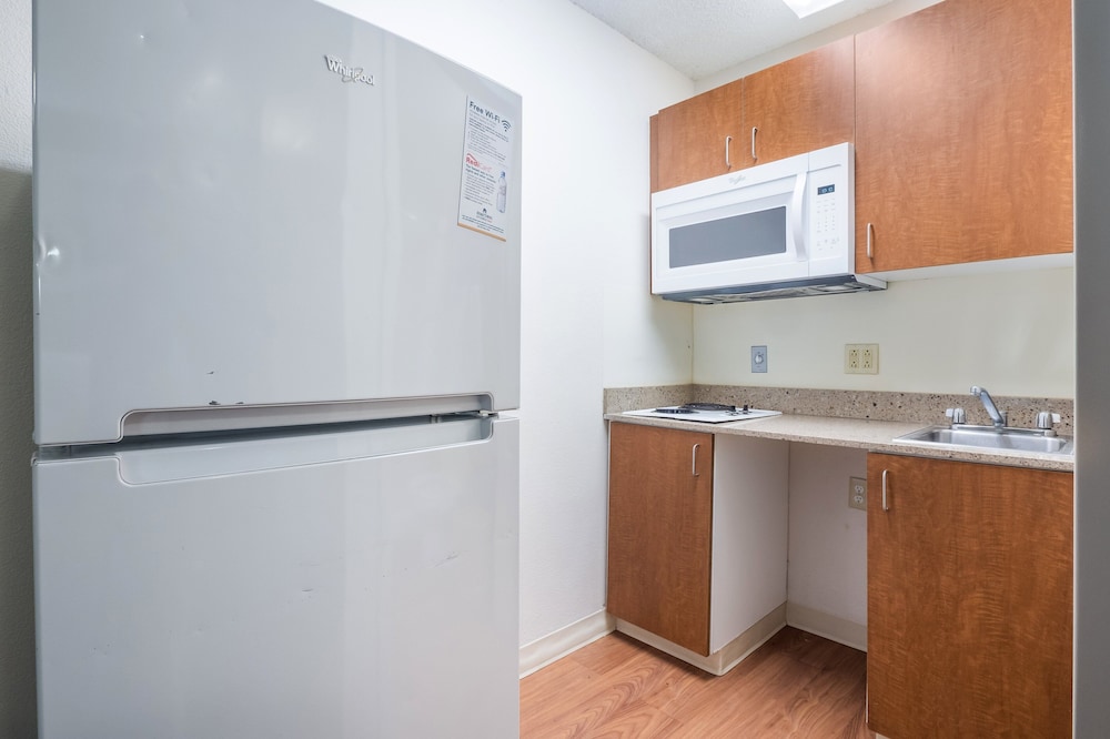 HomeTowne Studios by Red Roof Orlando South 30/42