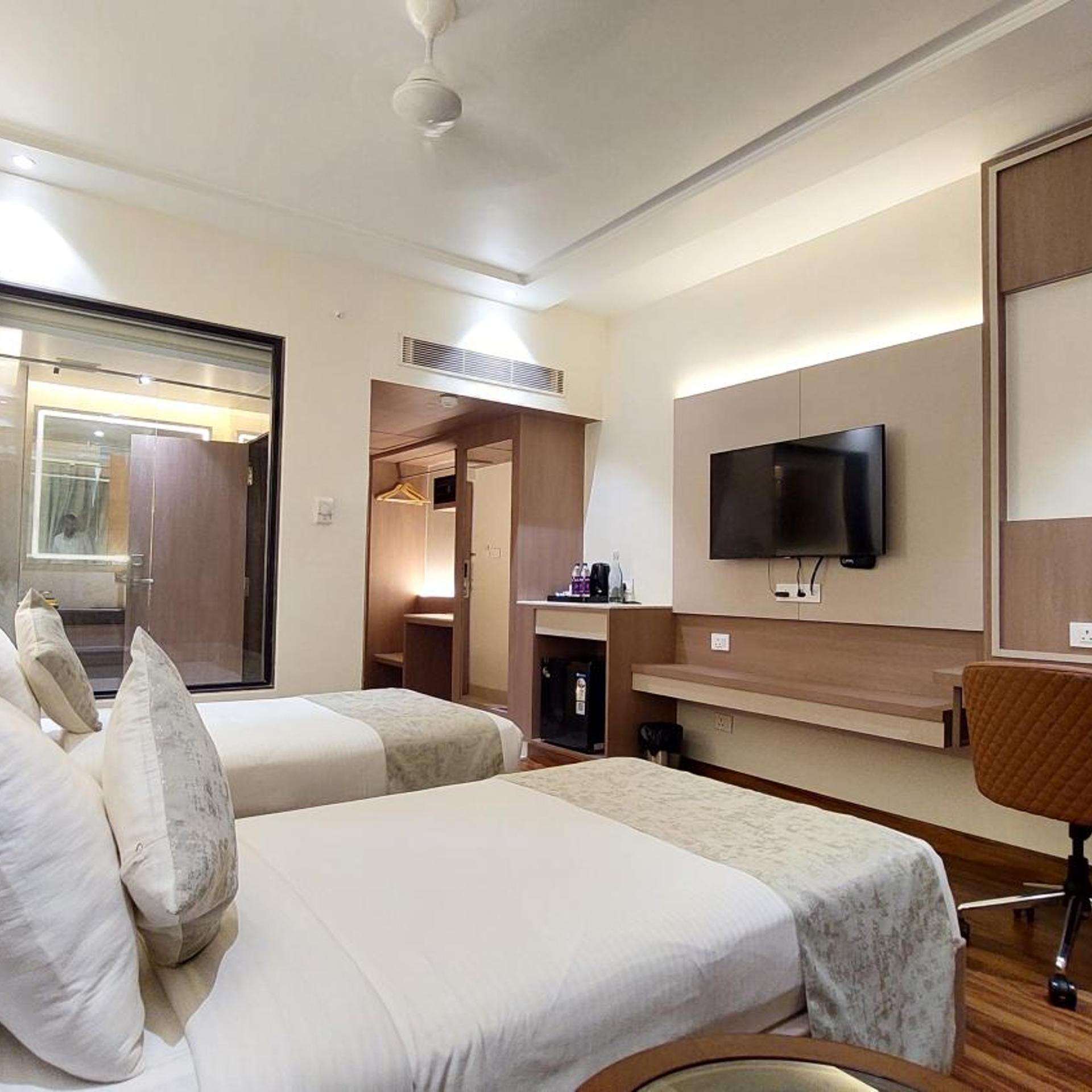 DELUXE, DOUBLE OR TWIN BED