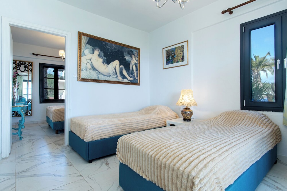 Sea, 2 Bedrooms, Collection, Queen and Twin Beds