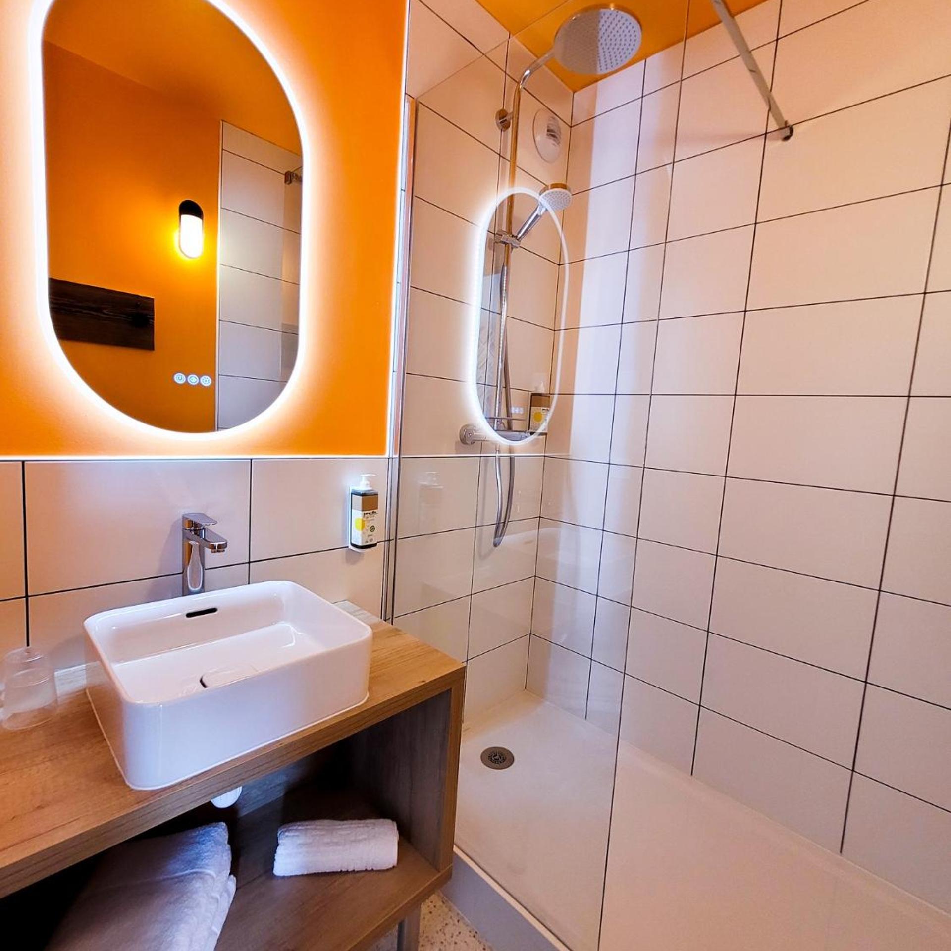غرفة قياسية بسرير مزدوج وسريرين منفصلين، greet hotel Castets Coeur des Landes 8/8