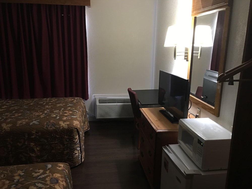 Days Inn by Wyndham Thomson 17/27