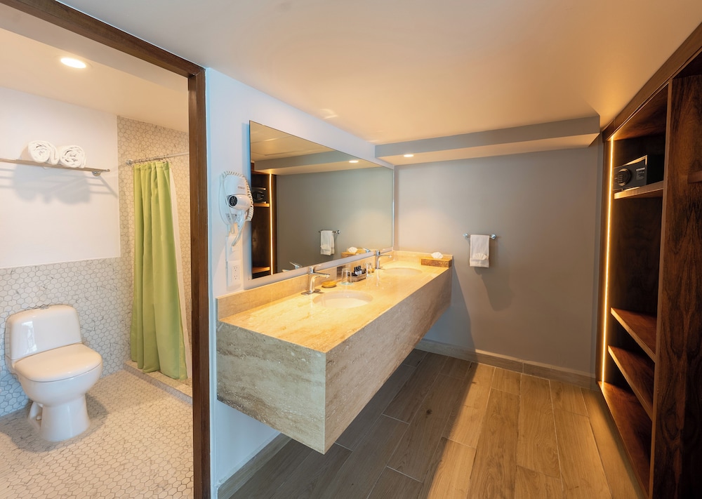 جناح ملكي بسرير كينج بإطلالة جزئية على البحر، Hotel Amares Acapulco 10/10