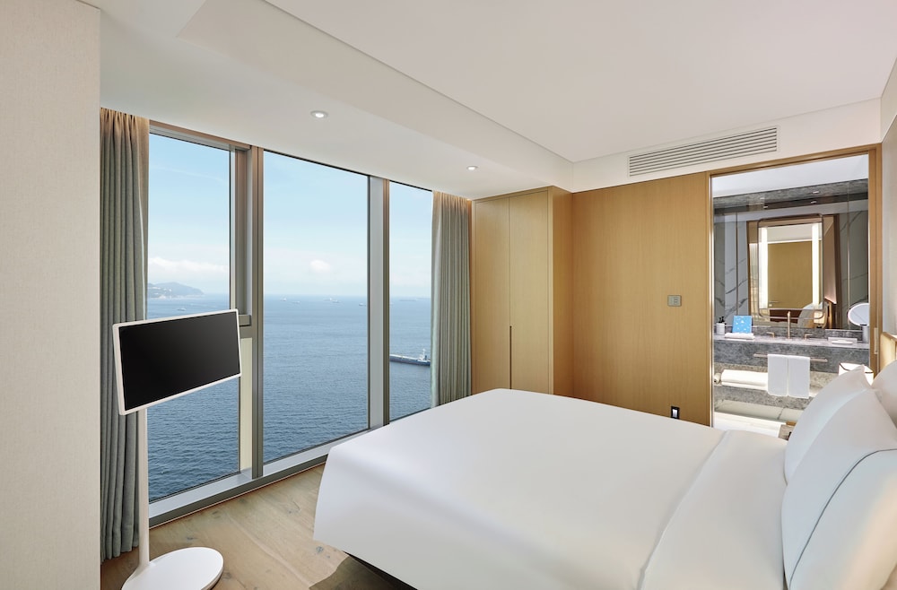SUITE, DOUBLE BED, CORNER