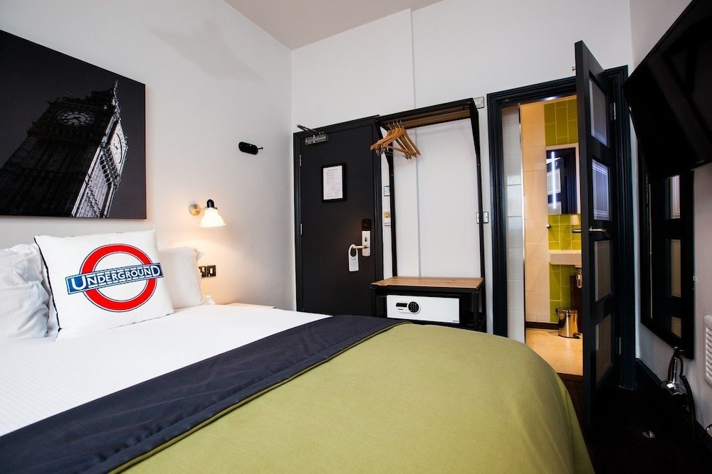 The Wellington Hotel, Waterloo 13/50