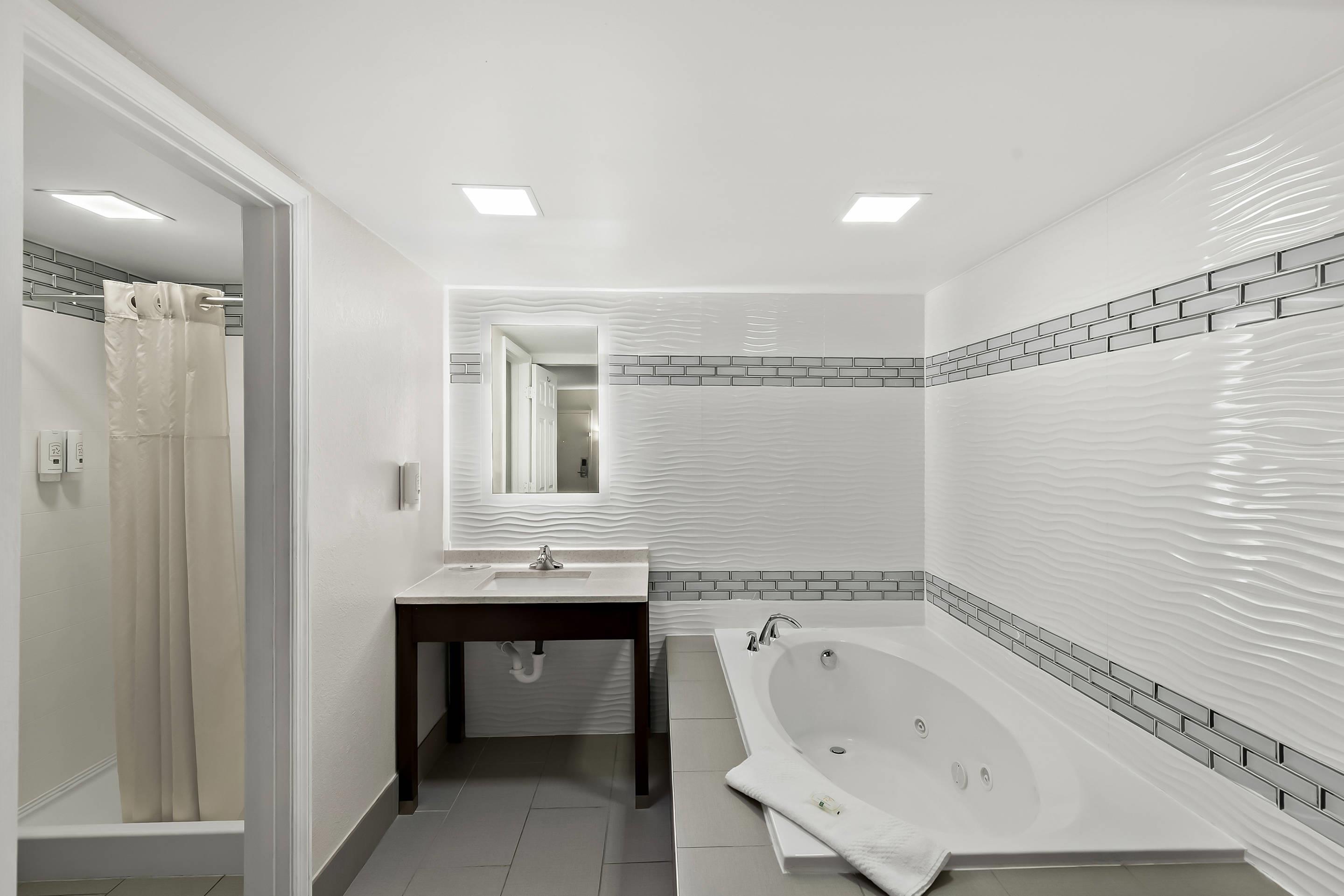 غرفة بسرير كينج، Quality Inn Raeford, NC 4/5