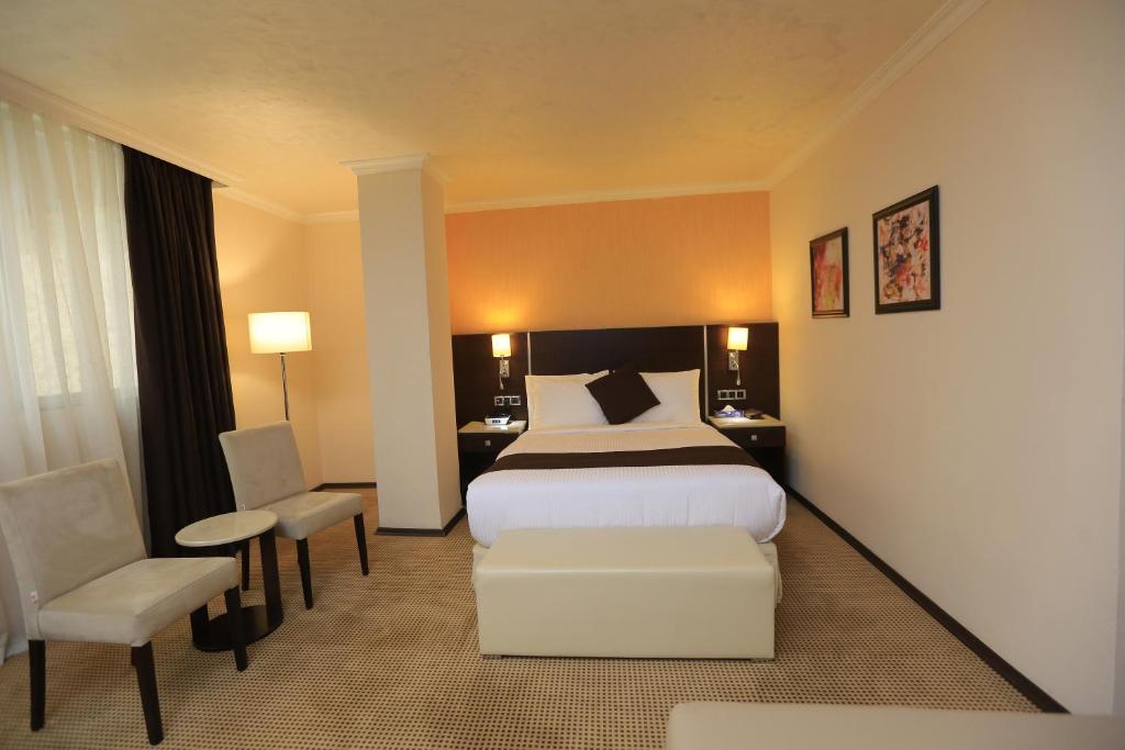EXECUTIVE, SUITE