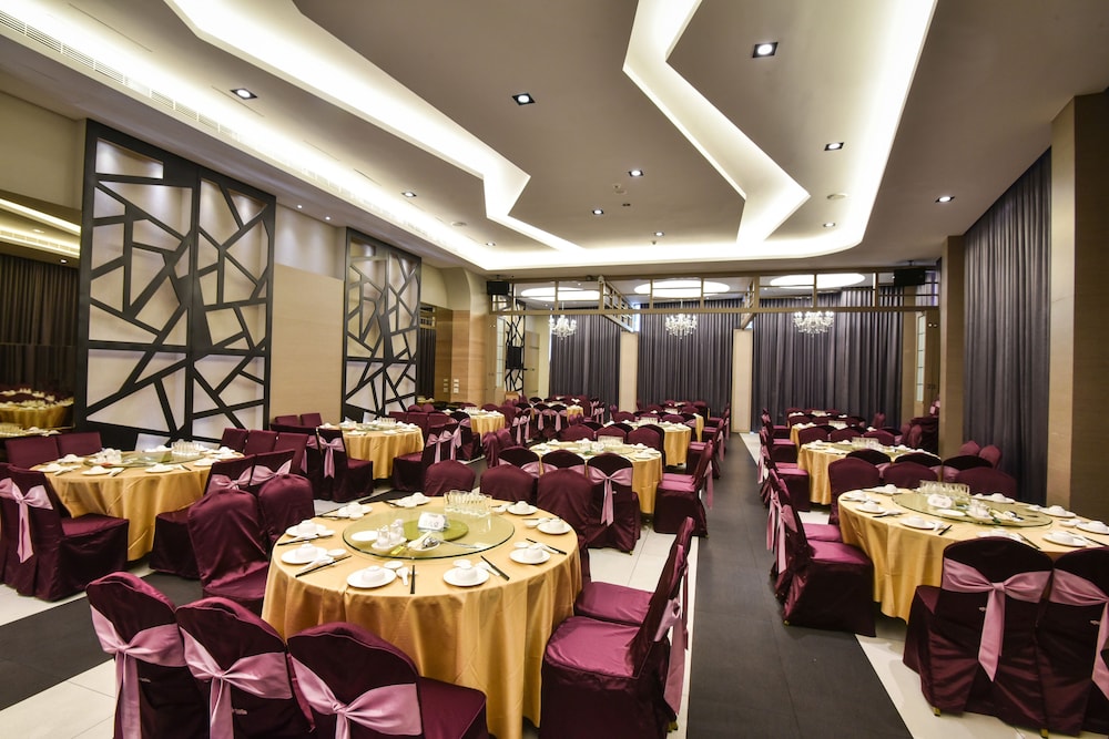 Tsun Huang Hotel 55/62