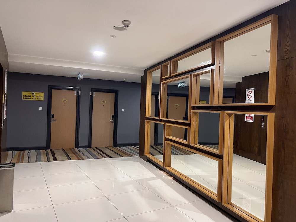 D Arc Hotel 8/50