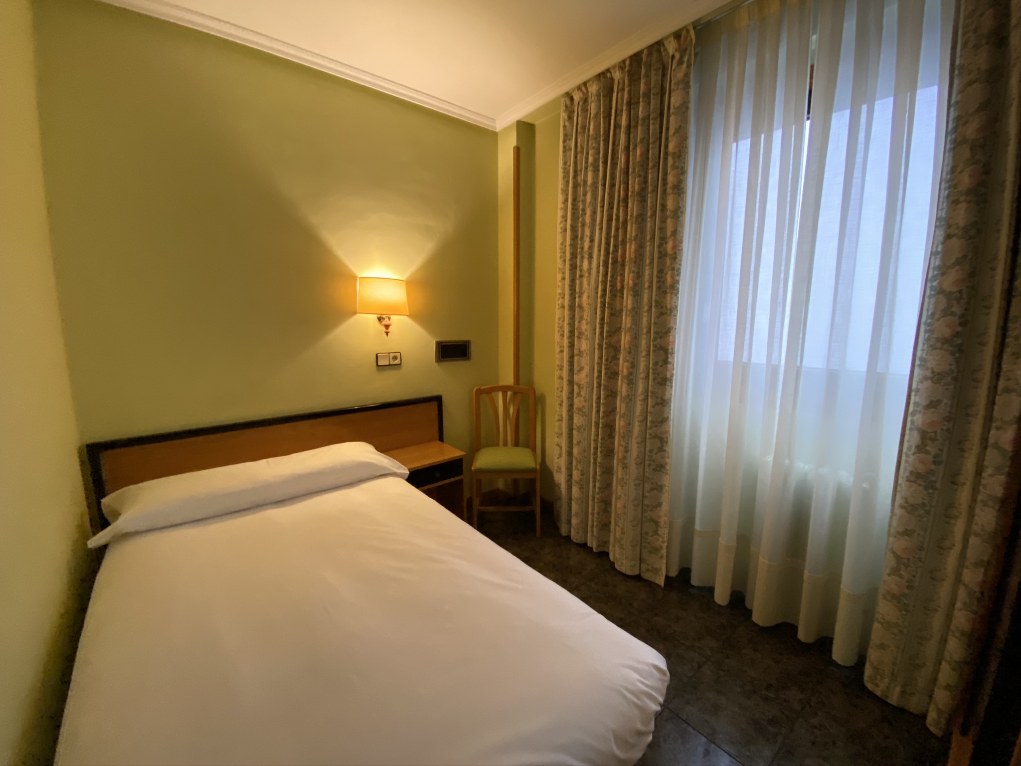 ROOM, SINGLE