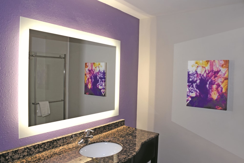 La Quinta Inn And Suites by Wyndham Lackawanna 15/39