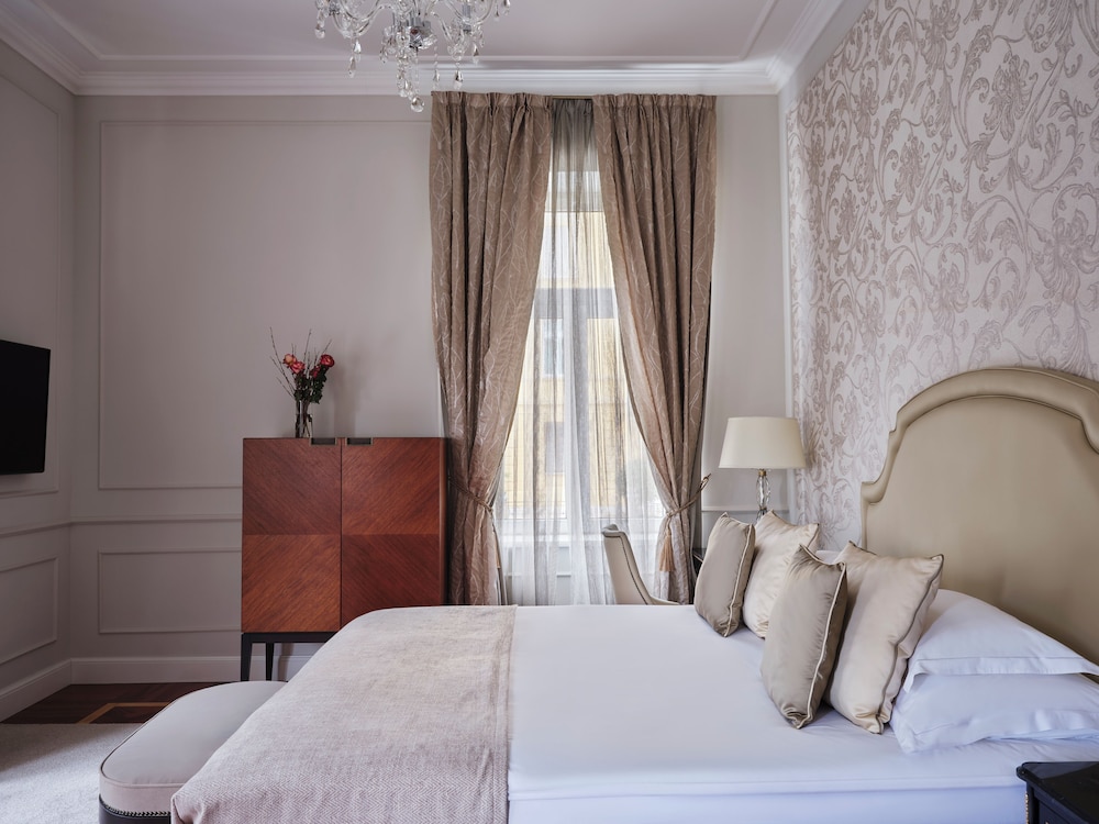SUPERIOR, KING BED, PARK VIEW, SOFA, BALCONY