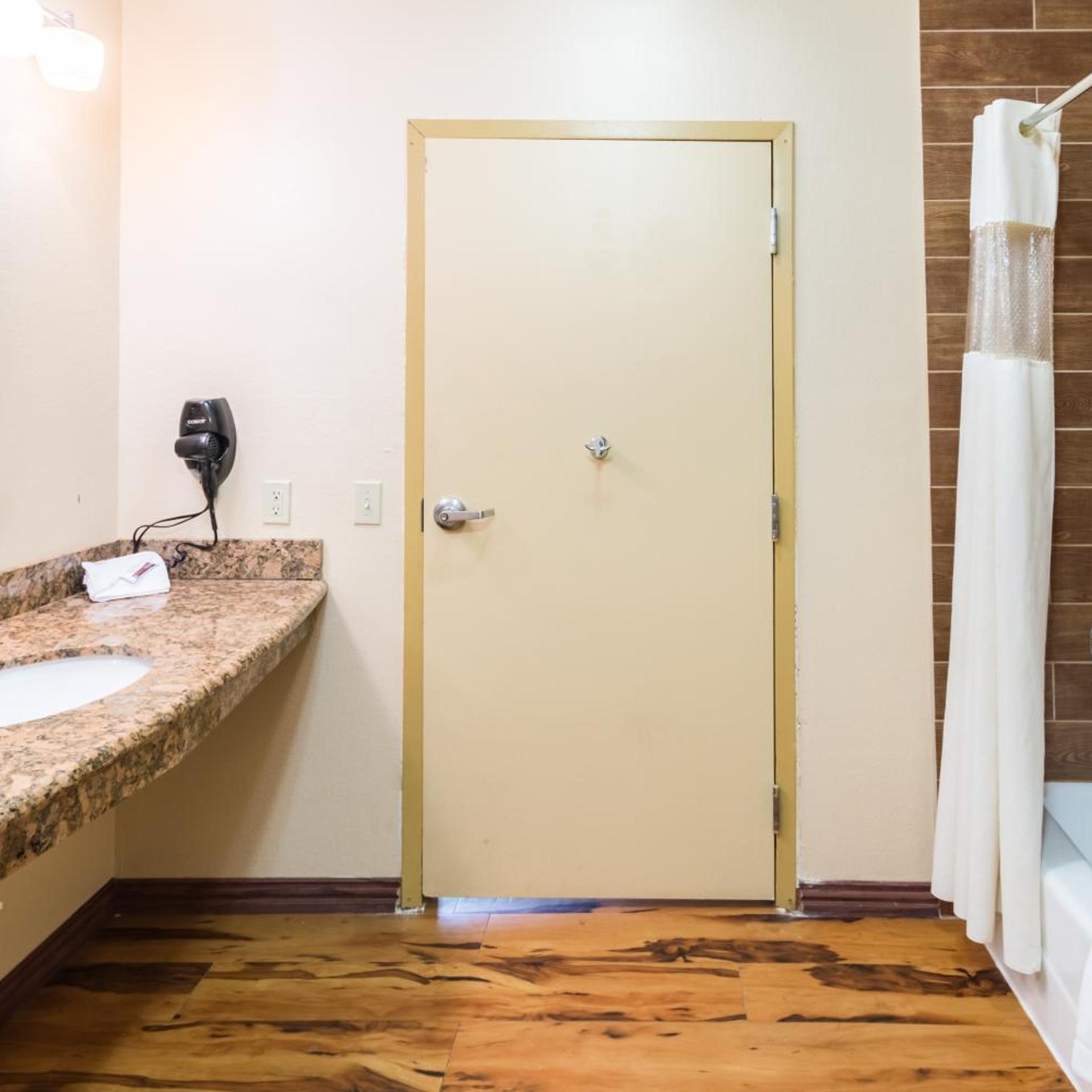 2 Queen Beds Mobil Access Tub Nsmk Micfridg، Motel6 Joshua, TX 8/8