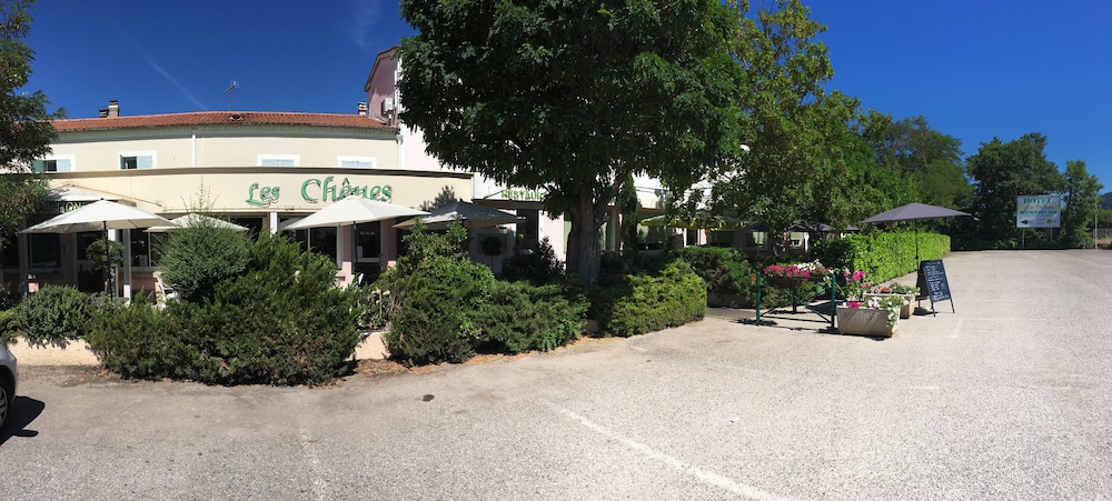 HOTEL LES CHENES 34/50