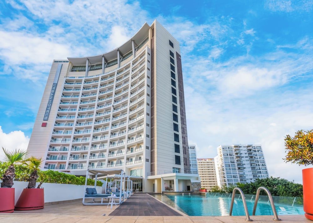 Krystal Urban Cancun 4/63