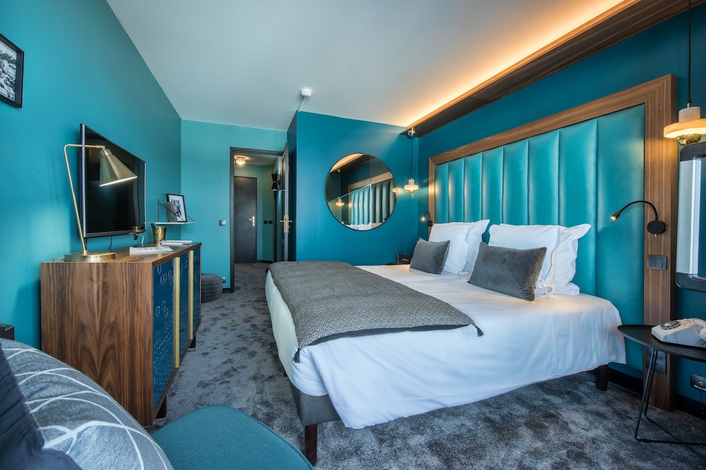 ROOM, TRIPLE, CITY VIEW