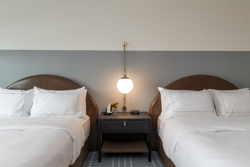Room, 2 Queen Beds, Lake Side, Accessible، Hotel Canandaigua, Tapestry Collection by Hilton 4/7