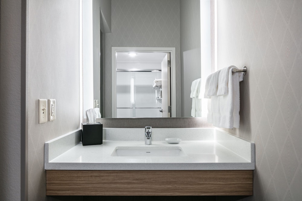 جناح بسرير كينج مع سرير سحّاب إضافي لذوي الإعاقة، Springhill Suites Cheyenne 2/5