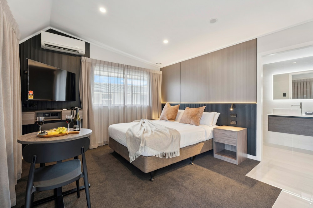 LUXURY, STUDIO, SUITE, QUEEN BED