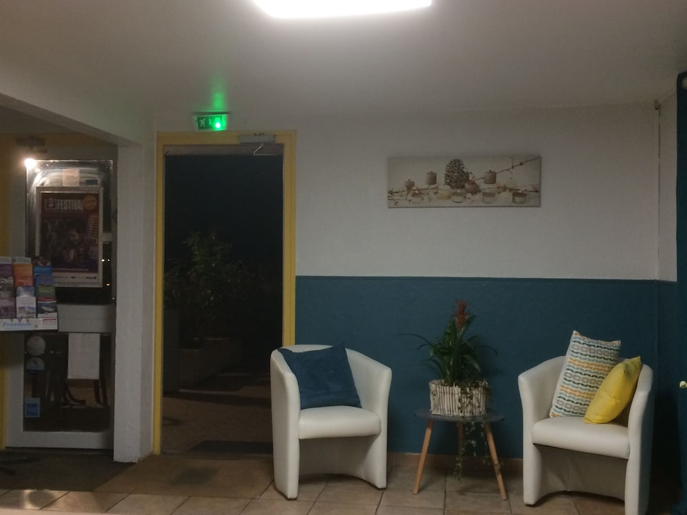 Aix Hotel 24/50