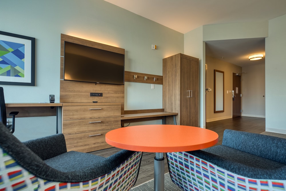 Holiday Inn Express & Suites Charlotte - South End 60/73