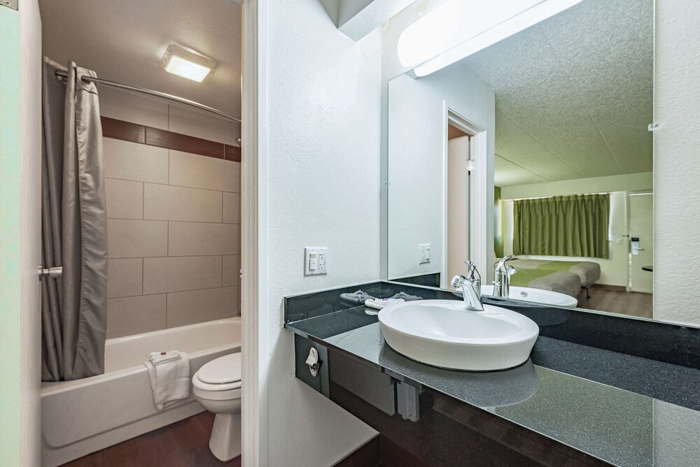 Days Inn by Wyndham Cincinnati I-71 6/28