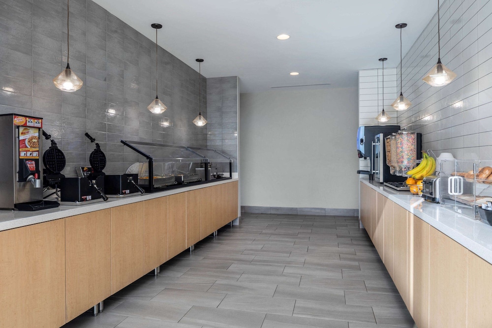 La Quinta Inn & Suites by Wyndham Greensboro Arpt High Point 10/52