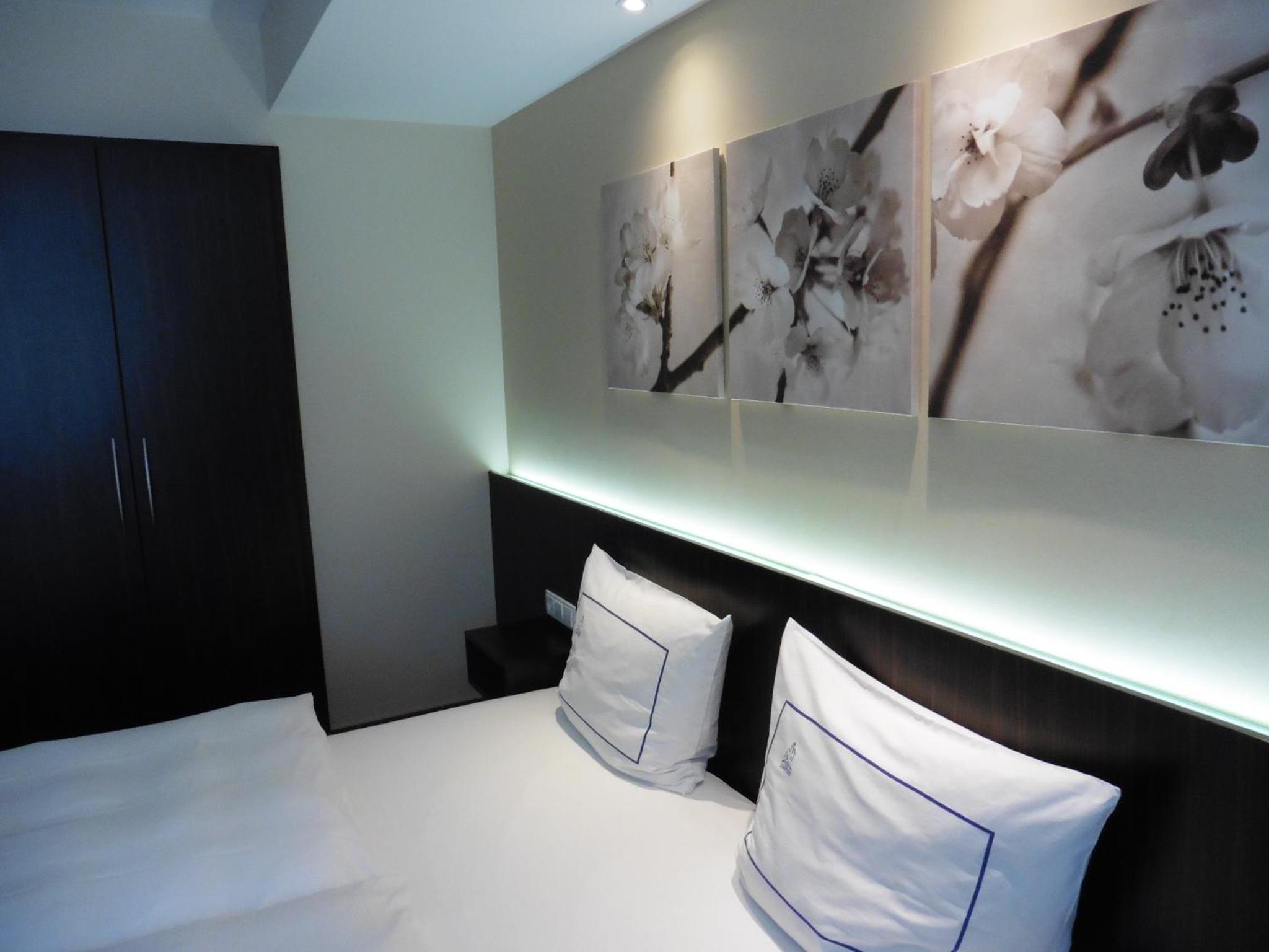 EMPIRE HOTEL 39/55