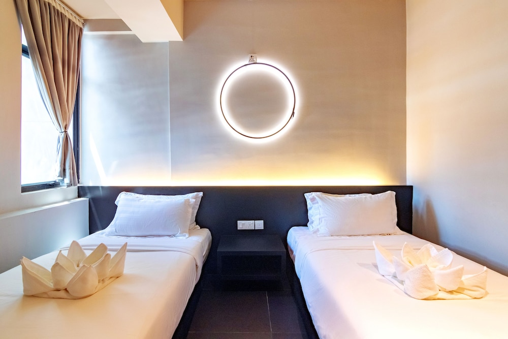 Ink Hotel 10/39